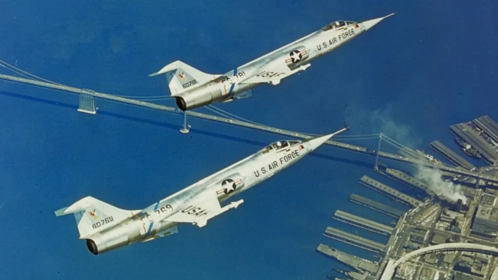 Due caccia supersonici Lockheed F-104C Starfighter dell USAF in formazione in volo sopra il ponte di San Francisco.