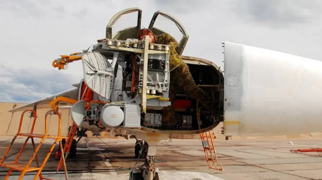 Il muso del cacciabombardiere Sukhoi Su-24M, alloggia i radar del sistema di navigazione e attacco PNS-24M. L'architettura del velivolo si basa sulla sinergia tra l'apparato principale Orion (dedicato alla mappatura, alla navigazione e al puntamento dei bersagli) e il radar secondario Relief (Terrain-Following Radar). Quest'ultimo scansiona il profilo del terreno antistante e invia i dati direttamente al sistema di controllo automatico del volo SAU-6M1. Questa integrazione consente il volo radente automatizzato a bassissima quota.