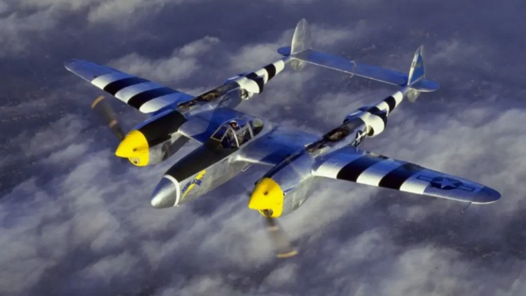 Caccia bimotore a doppia trave Lockheed P-38 Lightning progettato da Kelly Johnson in volo sopra le nuvole.