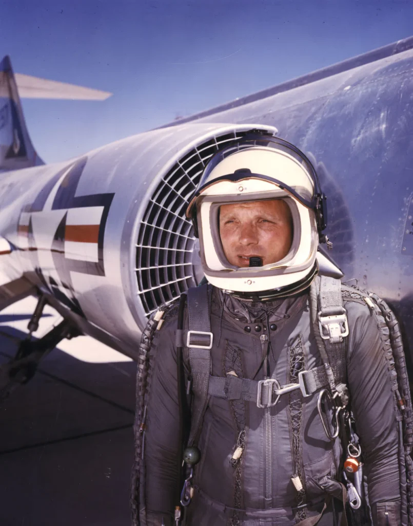 Iven Kincheloe accanto allo Starfighter. (Foto: USAF)
