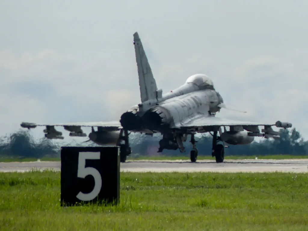 Un Erofirhter Typhoon del 36° Stormo DI Gioia del Colle impegnato nella difesa delle repubbliche baltiche. (Foto Aeronautica Militare)