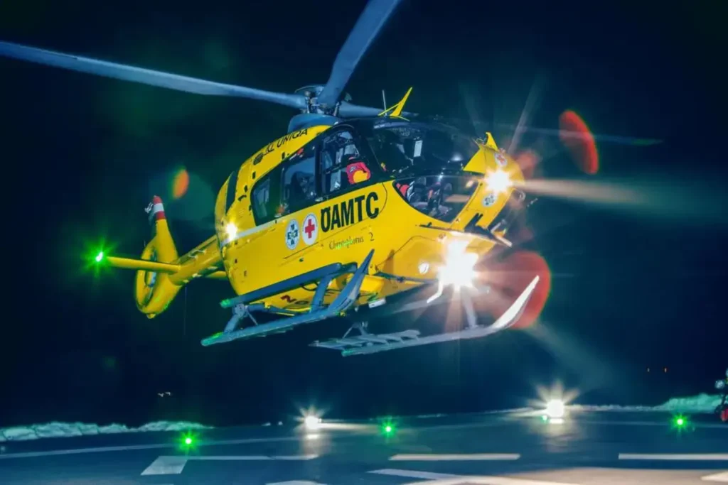 Un HEMS "Christoforus" in partenza per una missione notturna in montagna senza punti di riferimento, missione che verrà effettuata grazie alla disponibilità degli NVG. (Foto: Hems Salisburgo)