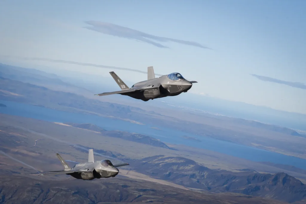 Una coppia di F-35A di Amendola. (Foto: Gli uomini impegnati nella missione in Islanda Northern Lightning. (Foto: Stato Maggiore Difesa – Ufficio Pubblica Informazione)