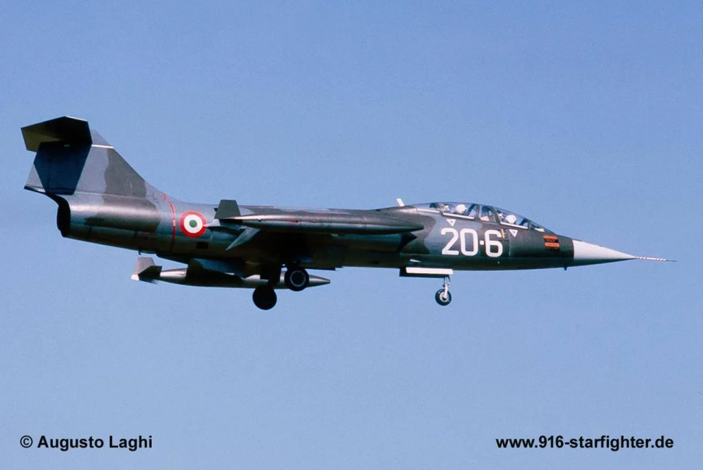 TF-104G "20-6" MM54232 del 20° Gruppo in atterraggio ad Aviano nel 1981 (con grandi numeri di codice)
