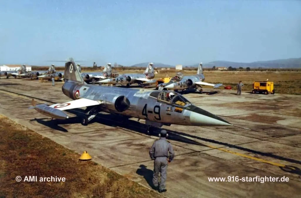 F-104G "4-9" del 9° Gruppo del 4° Stormo presso la base aerea di Grosseto, nella prima livrea color alluminio, 1963.
