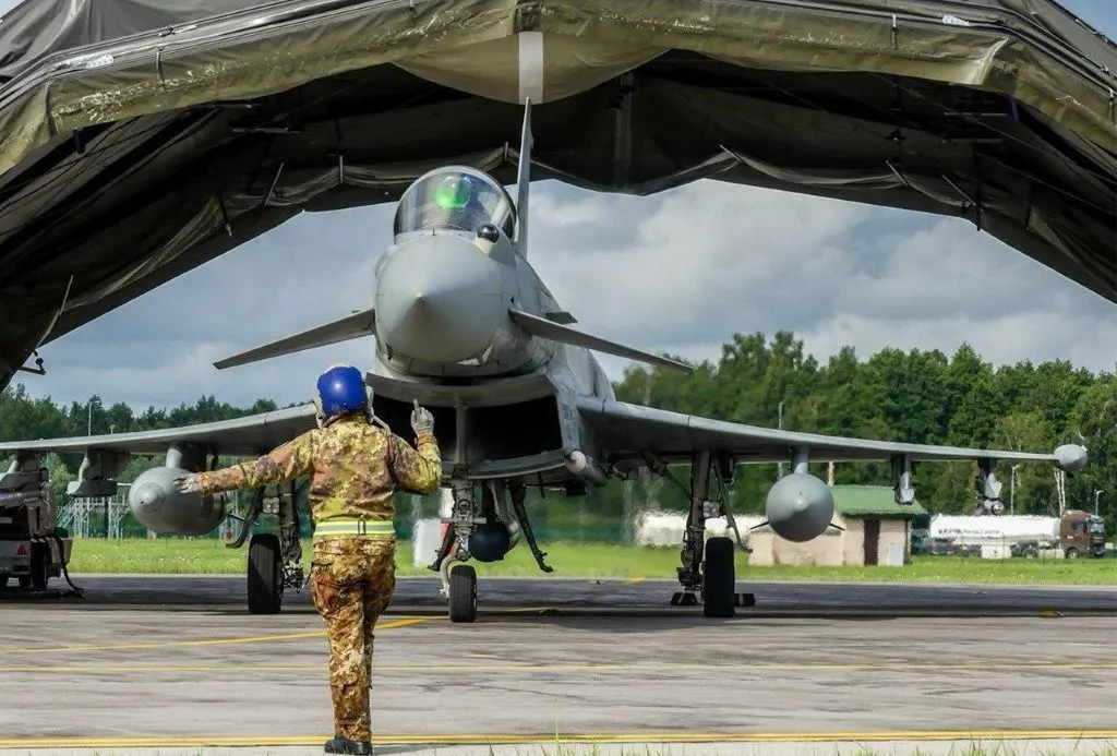 Un Eurofighter Typhoon guidato dallo specialista. (Foto: NATO)