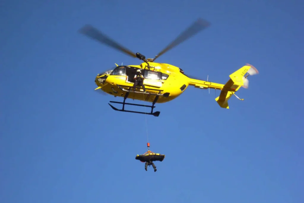 Un elicottero da soccorso Eurocopter EC145 / BK-117 C2 (marche I-EITG), operato da Babcock MCS Italia (ora Avincis). L'aeromobile è ripreso in volo durante una missione di recupero medico d'emergenza in ambiente montano, mentre solleva una barella mediante l'uso del verricello a favore del Soccorso Alpino. (Foto: Archivio SAER - Soccorso Alpino e Speleologico Emilia-Romagna)
