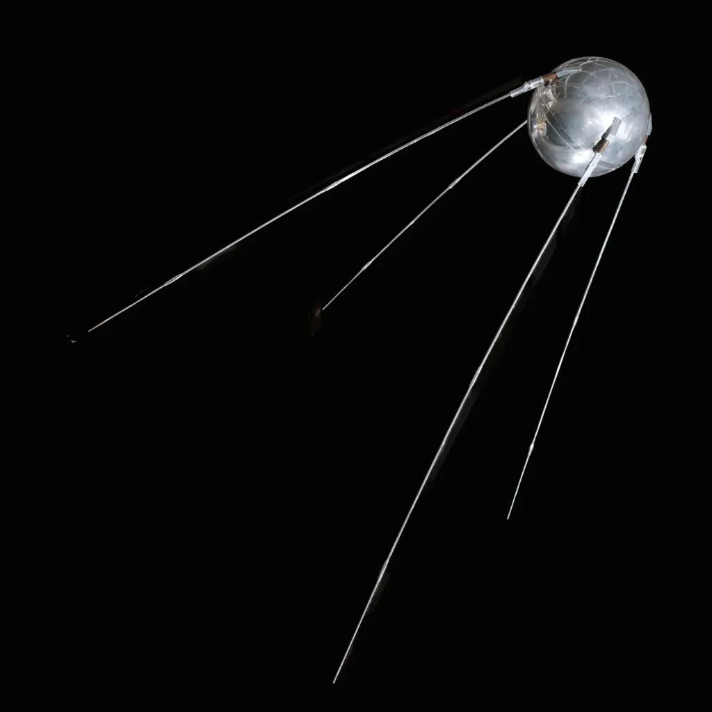 L'alba dell'era spaziale: Una riproduzione fedele dello Sputnik 1, il primo satellite artificiale della storia lanciato in orbita dall'Unione Sovietica il 4 ottobre 1957. Il design, ridotto all'essenziale per accelerare i tempi di sviluppo e battere sul tempo gli Stati Uniti, consisteva in una sfera di lega di alluminio lucido di appena 58 centimetri di diametro. Le quattro lunghe antenne esterne (da 2,4 e 2,9 metri) avevano il compito di trasmettere verso la Terra il celebre e intermittente segnale radio "bip-bip", che scosse le certezze dell'intelligence occidentale durante la Guerra Fredda.