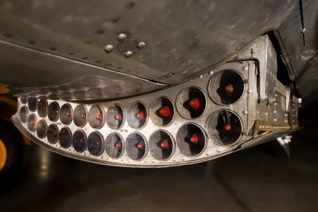 Un piano ravvicinato della rastrelliera retrattile del North American F-86D Sabre Dog. L'immagine mostra la disposizione interna dei tubi di lancio, parzialmente caricati con i razzi FFAR "Mighty Mouse" da 2,75 pollici dalle ogive rosse quindi armate.
(Foto: National Museum of the U.S. Air Force)
