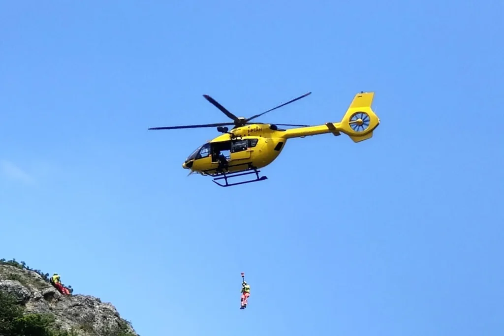 Un elicottero da soccorso di ultima generazione Airbus Helicopters H145 D3 (marche I-PTAH), noto con il codice radio "Eliravenna", gestito da Avincis Aviation Italia. Il mezzo è fotografato in volo stabilizzato (hovering) durante una delicata fase di sbarco/recupero di un tecnico del soccorso con verricello su una parete rocciosa per il servizio HEMS 118 della Regione Emilia-Romagna (base di Ravenna). (Foto: Archivio Servizio Elisoccorso 118 Emilia-Romagna / Avincis.)