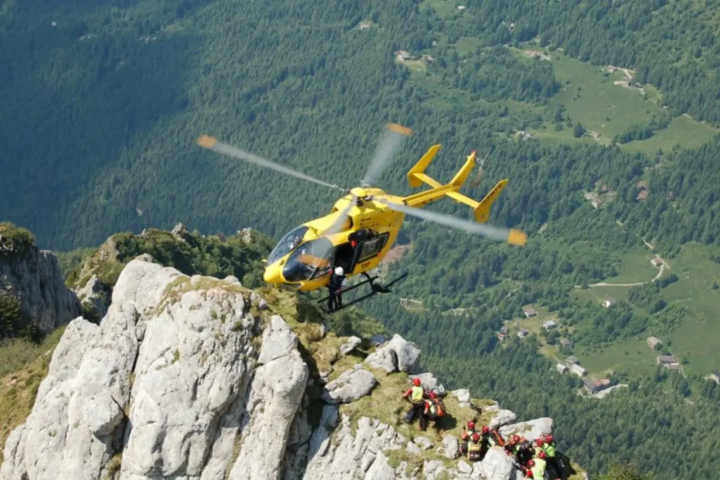 Airbus Helicopters H145 durante una manovra delicatissima. In questa delicatissima configurazione, il pilota non atterra completamente (il terreno ripido, roccioso e scosceso della cresta non lo consentirebbe), ma mantiene l'elicottero in volo stazionario (hovering) sfiorando la roccia con la parte anteriore o centrale di un solo pattino. (Foto: Corpo Nazionale Soccorso Alpino e Speleologico)