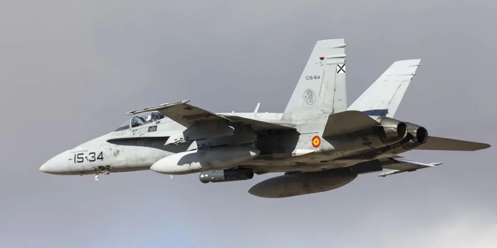 Gli Hornet spagnoli sono velivoli multiruolo ognitempo, denominati C.15 (F/A-18A) e CE.15 (F/A-18B), La flotta iniziale (acquistata negli anni '80) è stata successivamente integrata negli anni '90 da F/A-18A ex-US Navy di seconda mano, destinati specificamente alla difesa delle Isole Canarie (Ala 46), i quali sono in fase di progressivo ritiro a favore dei nuovi Eurofighter Typhoon. (Foto: Ejército del Aire y del Espacio)
