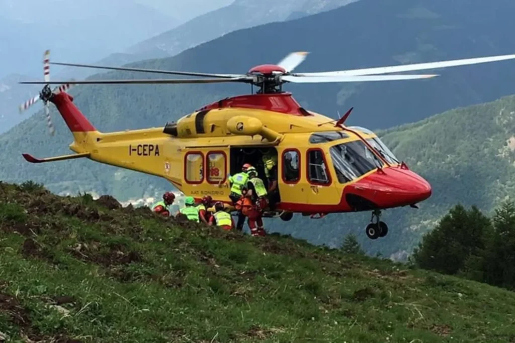 Un AW139 impgnato in una delicata operazione  in montagna. (Foto: Elilombardia)