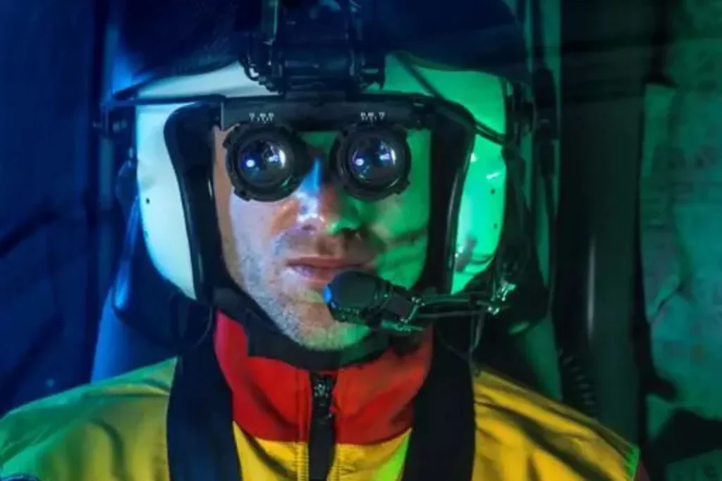 Un pilota di un HEMS indossa gli NVG per una missione notturna. (Foto: Michael Berger)