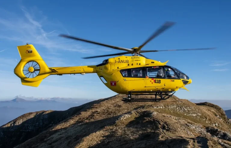 Un Elisoccorso HEMS durante un volo operativo