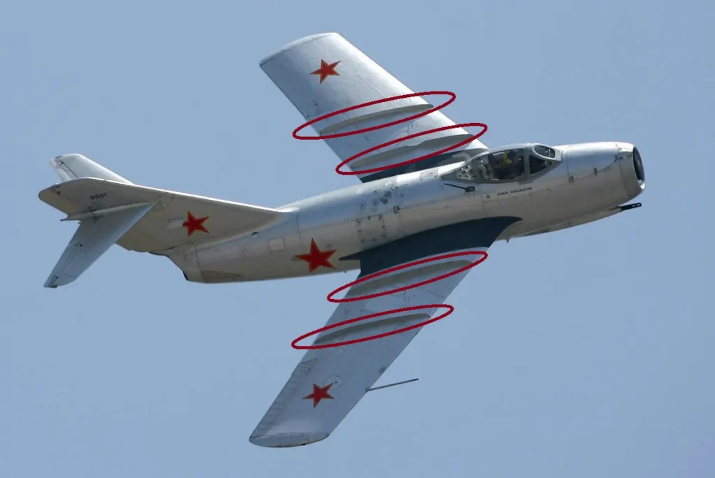 La foto mostra la posizione delle wing fences su un MiG-15 restaurato. 