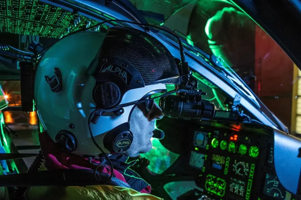 Altra immagine del copilota di un HEMS in missione notturna, grazie a questa tecnologia gli equipaggi possono effettuare missioni delicatissime e complesse anche di notte con più facilità (Foto: Michael Berger)