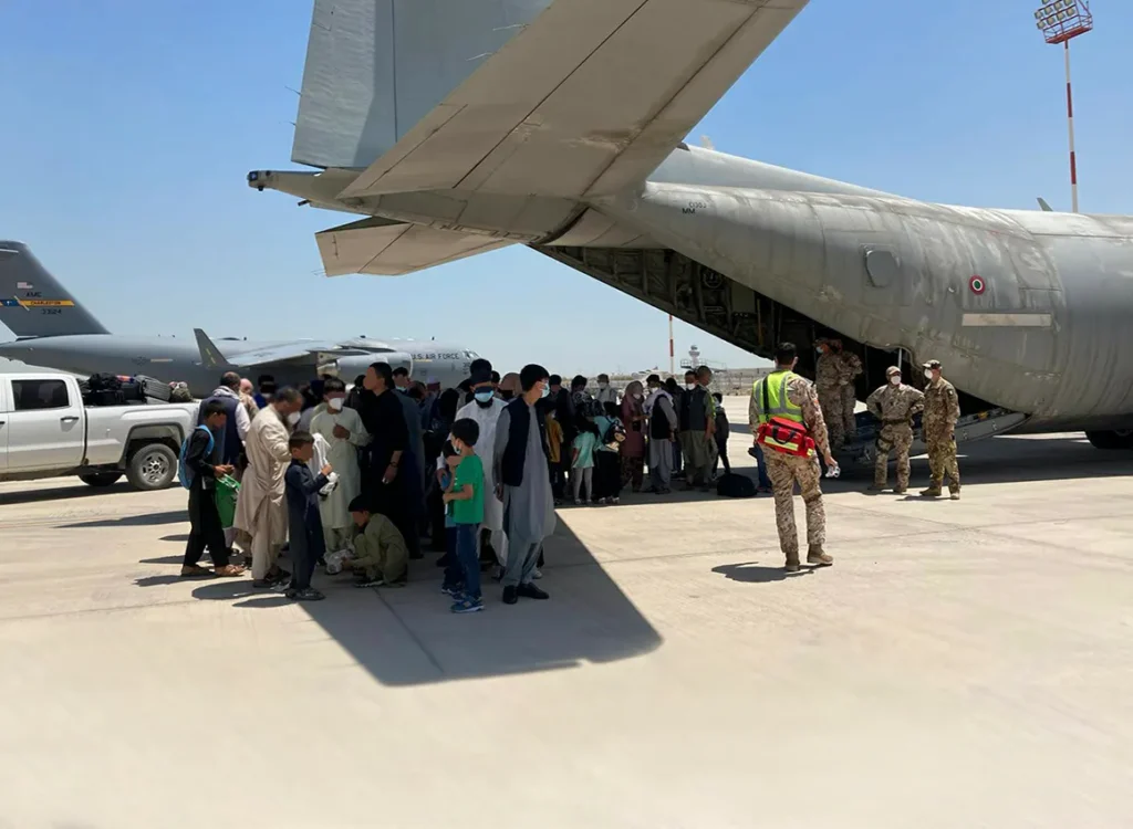 Kabul, un C130-J dell’Aeronautica Militare con a bordo un totale di 103 passeggeri. Le persone evacuate saranno poi trasportate  in Kuwait e li trasferite su un KC-767 con cui raggiungeranno l'Italia. (Foto Ministero della Difesa)