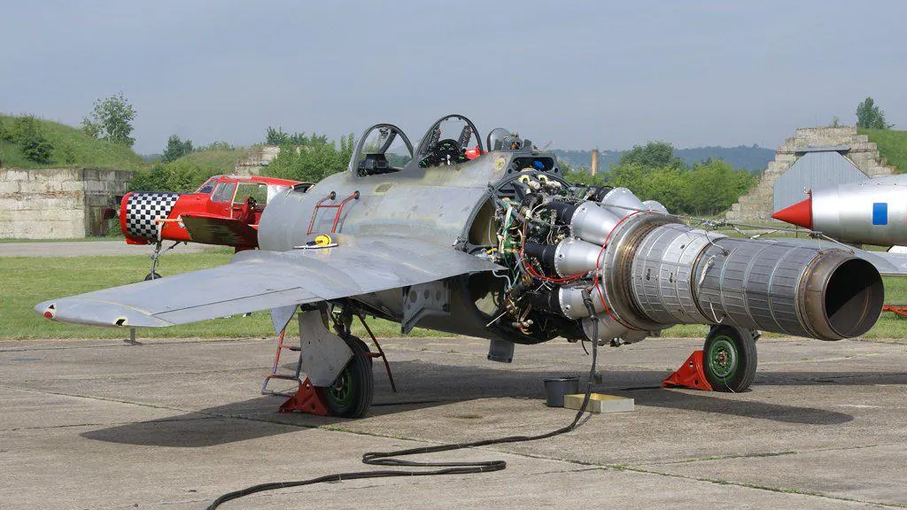 Un addestratore biposto Mikoyan-Gurevich MiG-15UTI con la sezione di coda rimossa per la manutenzione. In primo piano è visibile l'intero turbogetto RD-45F.