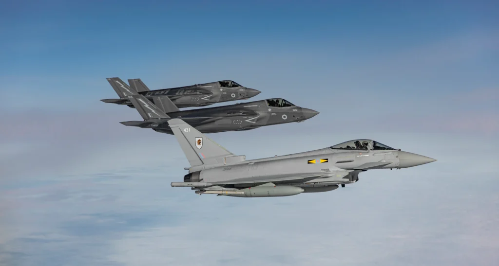 un Eurofighter Typhoon FGR4 della Royal Air Force vola in formazione serrata con due caccia stealth di quinta generazione F-35B Lightning II.