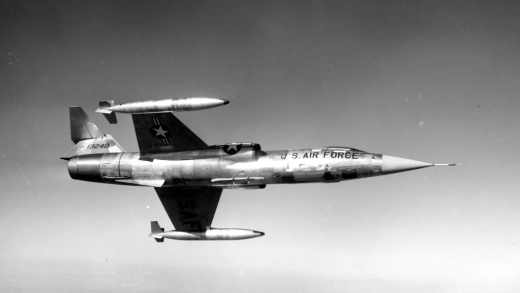 Vista delle ali trapezoidali di un F-104 dell'USAF.
