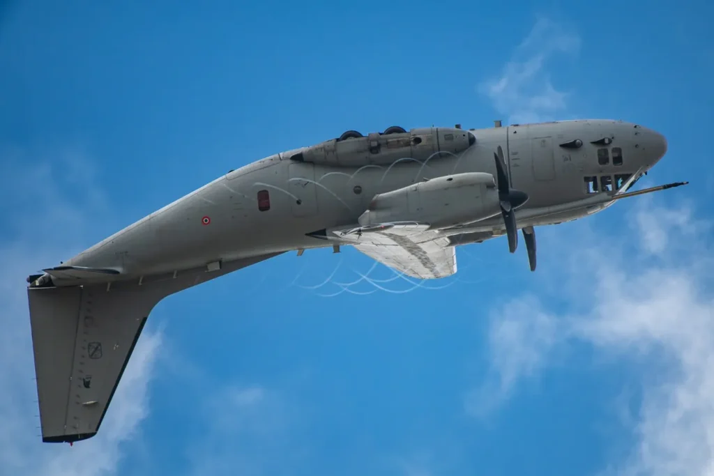 "Normalmente" un C-27 non volerebbe come si vede in foto, ma al Reparto Sperimentale questo si fa. (Foto: Aeronautica Militare)
