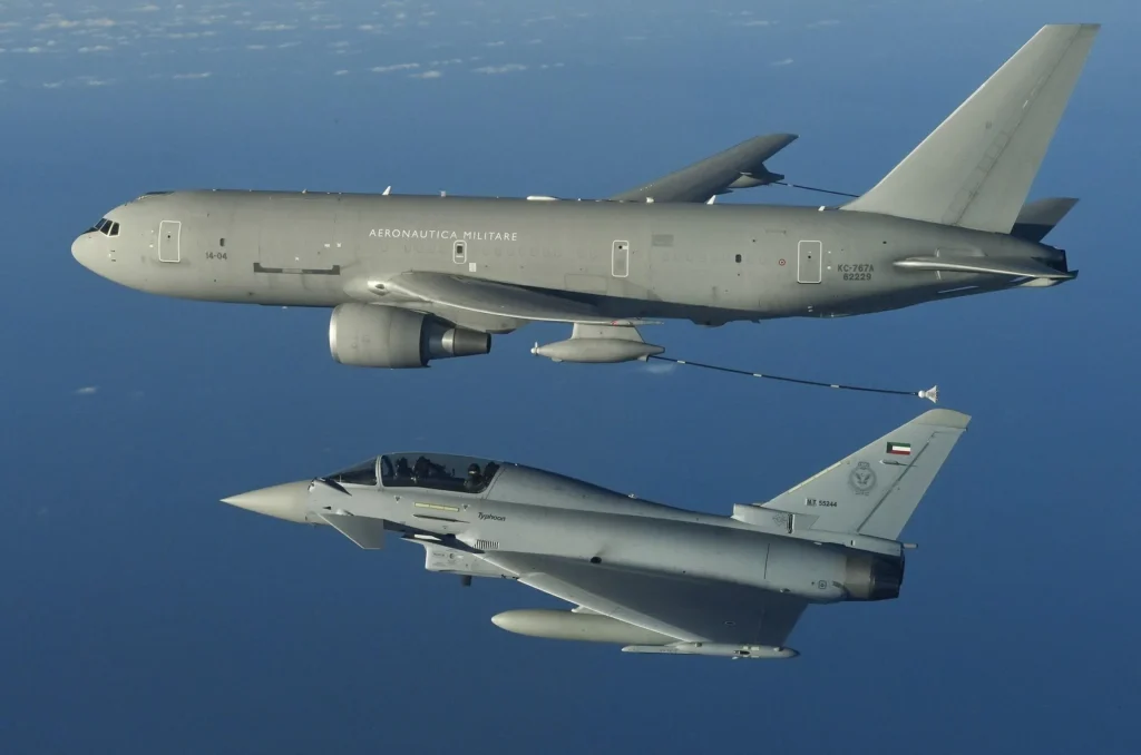 KC-767A del 14° Stormo rfornisce un Eurofighter bipost del Kuwait. (Foto: Aeronautica Militare)