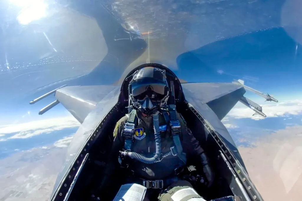Un test pilot allievo durante delle prove ad alto angolo d'attacco. (Foto: U.S. Air Force Test Pilot School )