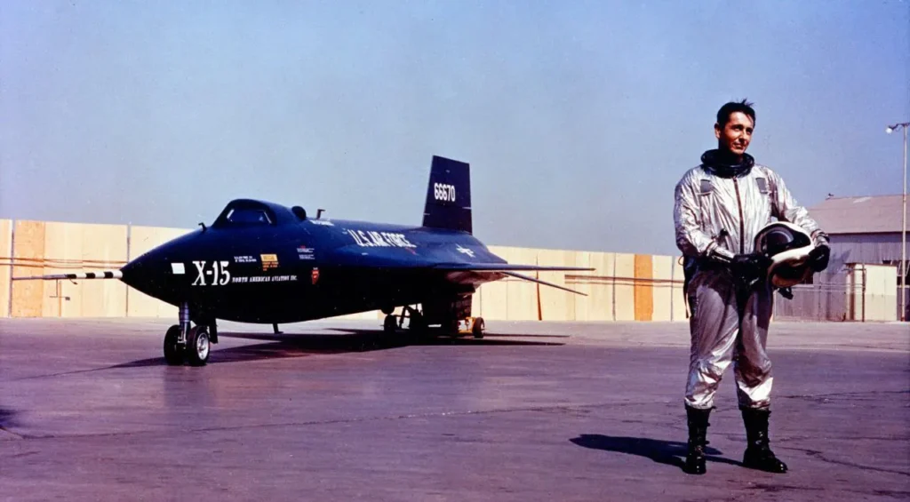 Scott Crossfield sullo sfondo Il North American X-15 (Foto: NASA)