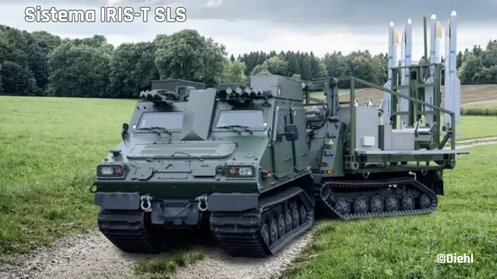 Il sistema IRIS-T SLS (a corto raggio) è un sistema interamente mobile meno sofisticato del primo. Nella fattispecie è installato su cingolato ma il sistema è versatile può anche essere installato su veicoli ruotati e operare in ambienti con presenza delle cosiddette “minacce dinamiche”. (Foto: © DIEHL – rielaborazione aerostoria.it)