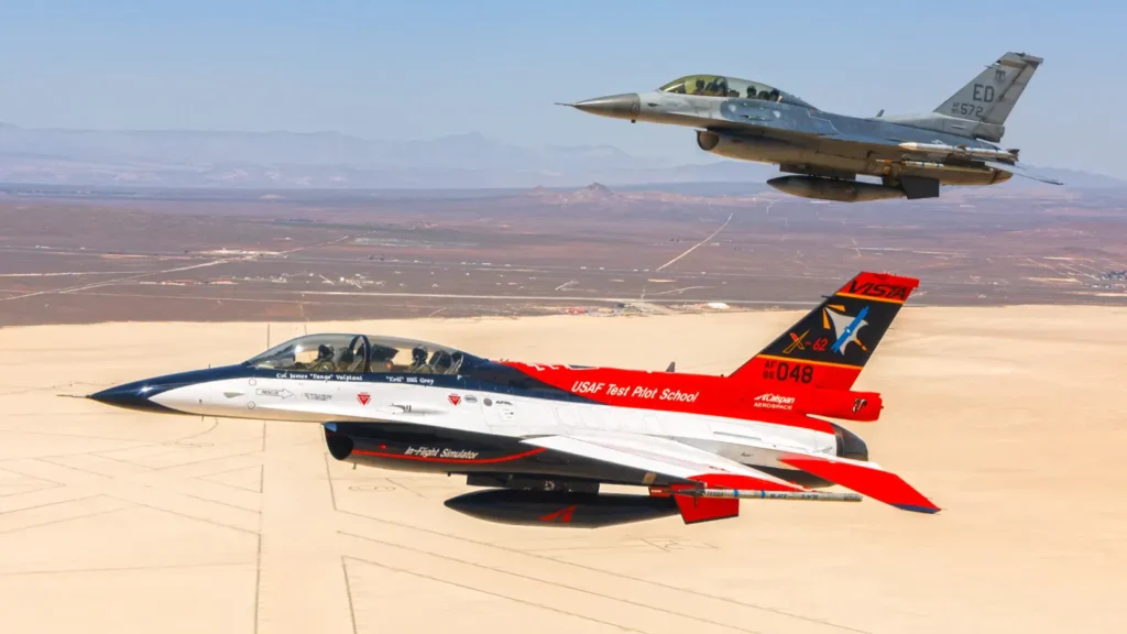 Un esempio di volo di collaudo: l'X -62 VISTA (Variable In-flight Simulation Testbed) - Un velivolo sperimentale derivato da un caccia F-16D Fighting Falcon, modificato per testare l'intelligenza artificiale e il pilotaggio autonomo, vola con un altro F-16 Chase. (Foto: USAF)