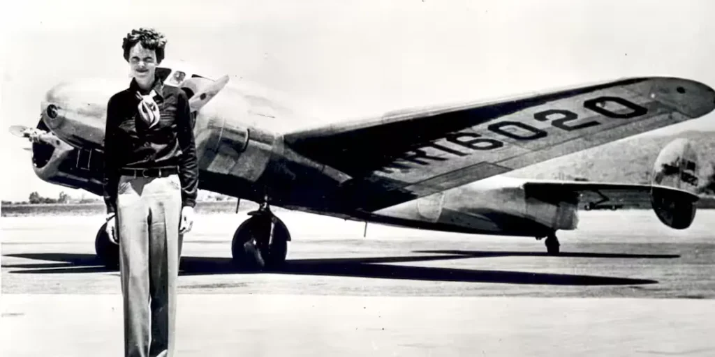  Amelia Earhart in piedi davanti al suo aereo, un bimotore Lockheed Model 10-E Electra (immatricolato NR16020)