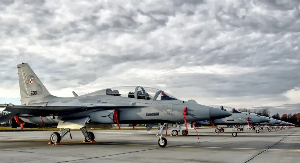 Linea di volo di FA-50 “Golden Eagle” prodotti da KAI Korea Aerospace Industries,  per sostituire sostituire i vecchi velivoli di epoca sovietica come i MiG-29 e i Su-22. Questi velivoli riceveranno la “full combat readness” a fine ottobre del 2026 (Foto: Foto di Andrzej Rogucki)