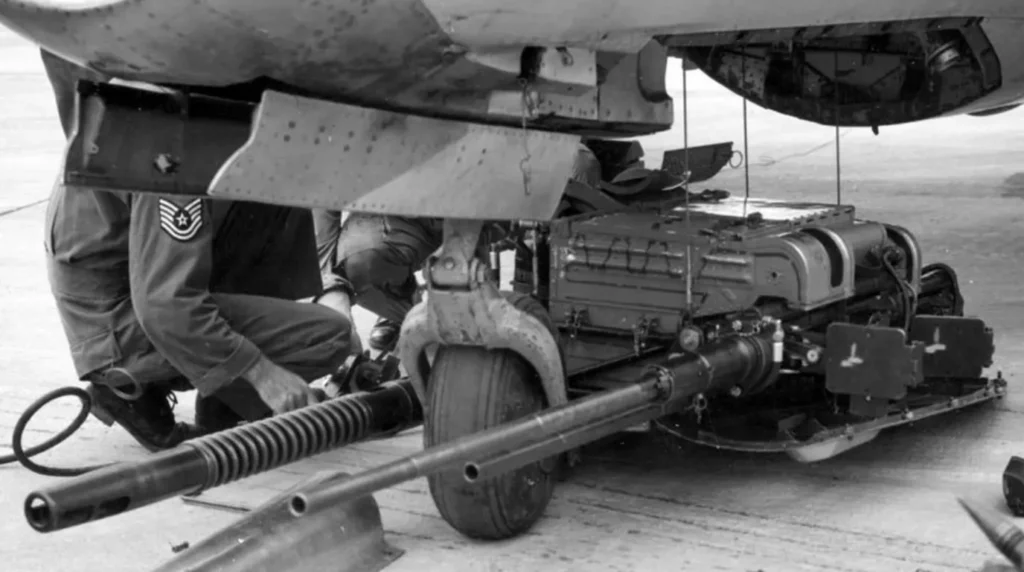 Armieri dell'USAF esaminano la piattaforma rimovibile (gun pack) di un caccia MiG-15 catturato. Visibili il massiccio cannone Nudelman N-37 da 37 mm (a sinistra) e due NR-23/NS-23 da 23 mm (a destra), calati insieme alle cassette delle munizioni per facilitare la manutenzione.
