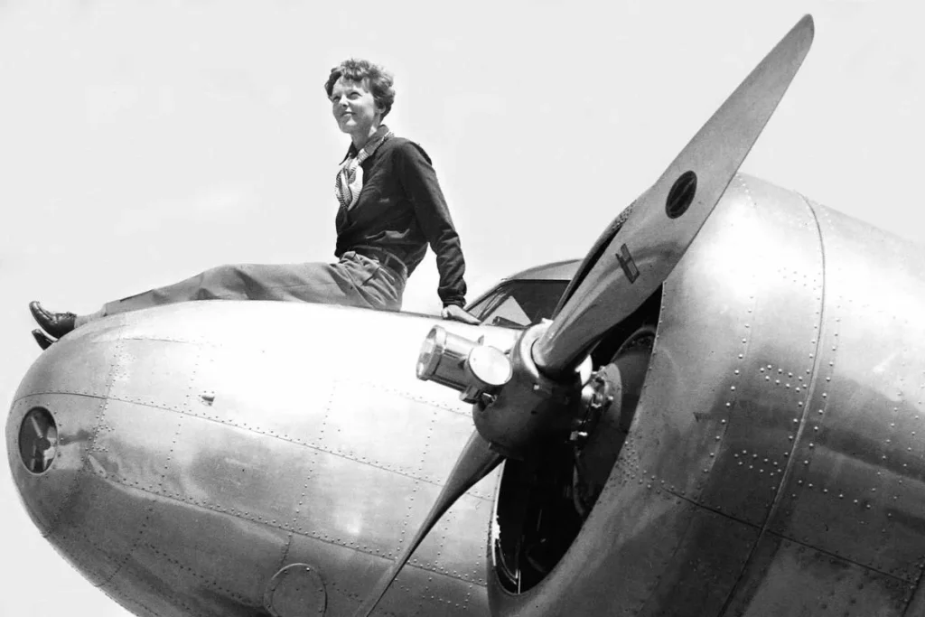 Amelia posa per una rivista seduta sul muso del suo Electra.