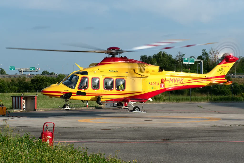 Elicottero Leonardo Helicopters AW139 (c/n 31870) di Avincis Aviation Italia, I-MVRK. Soreu dei Laghi Helibase (CO), giugno 2025. Questo elicottero opera per conto dell'AREU 112 Regione Lombardia.