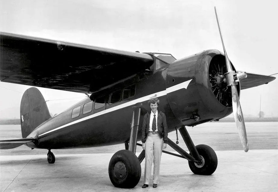 Amelia Earhart davanti al secondo Lokheed Vega non modificato acquiastato nel 1933. (Foto: Hystoria)