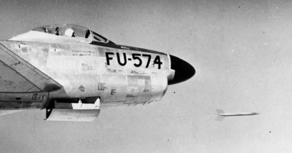 Un intercettore North American F-86D Sabre Dog (FU-574) della U.S. Air Force colto nell'esatto momento del lancio di un razzo non guidato FFAR "Mighty Mouse" da 2,75 pollici. Sotto la fusoliera è ben visibile la rastrelliera retrattile in posizione aperta.
(Foto: U.S. Air Force)
