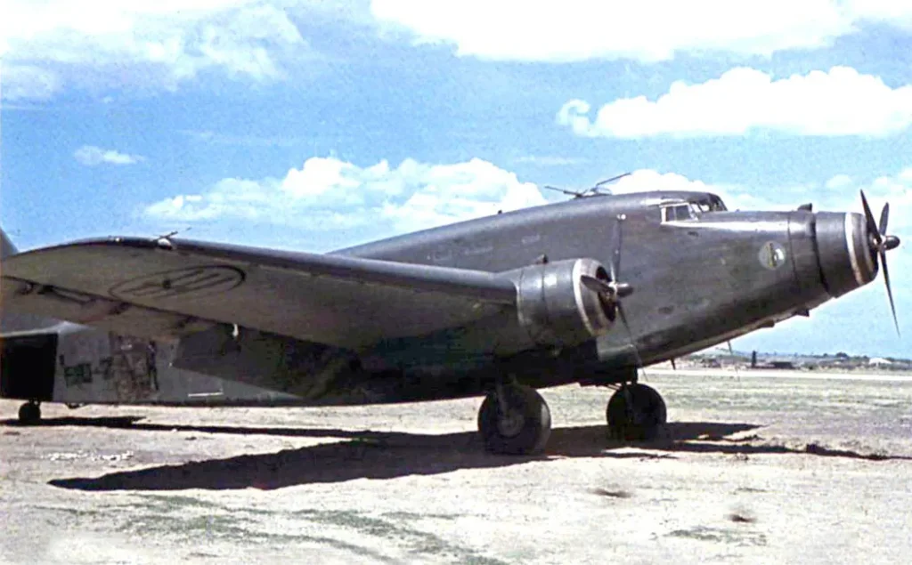 Trimotore Savoia-Marchetti S.M.82 in sosta su una pista d'aviazione in Africa Orientale