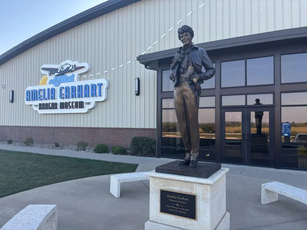 Questa immagine mostra l'ingresso principale dell'Amelia Earhart Hangar Museum, inaugurato ad aprile 2023. Il museo si trova ad Atchison, in Kansas (la città natale ).